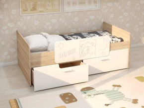 Кровать Умка дуб сонома с белыми ящиками и ограничителем в Трёхгорном - tryohgornyj.mebel74.com | фото